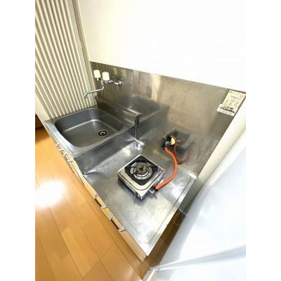 ユニオンマンスリー京王堀之内３　202　1R・シングル☆【禁煙ルーム】便利な宅配ボックス完備/デスク・チェア＆たっぷり収納2ドア冷蔵庫など生活家電のあるお部屋/中央大学多摩キャンパスまで徒歩通学の物件写真3