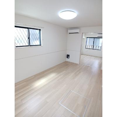 ロイヤル　エンブレム 101【管理NO：1-027839801-01010】 ★家具家電は申し込み後に搬入します★の物件写真2