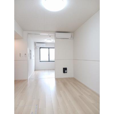 フラワー 103【管理NO：1-028109201-01030】 ★家具家電は申し込み後に搬入します★ ★2026年09月中旬入居可能★の物件写真2