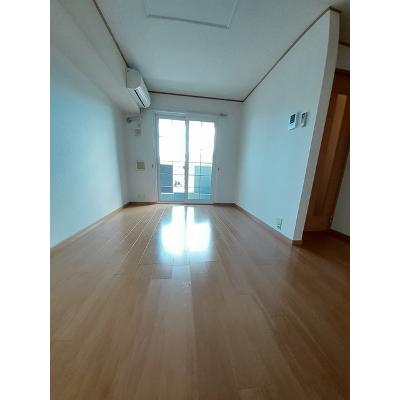 エストレーブ里　Ⅱ 102【管理NO：1-013616201-01020】 ★家具家電は申し込み後に搬入します★ ★2026年10月中旬入居可能★の物件写真2