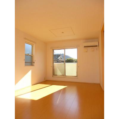 マイネ　ファミーリエ　Ⅰ 201【管理NO：1-017921801-02010】 ★家具家電は申し込み後に搬入します★ ★2026年10月中旬入居可能★の物件写真2