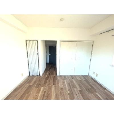 ユニオンマンスリー船橋８　301　1R・シングル☆【禁煙ルーム】人気の角部屋！デスク・チェア＆たっぷり収納2ドア冷蔵庫など生活家電のあるお部屋/駅近くには東武百貨店など複数あり買い物に便利の物件写真3