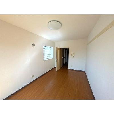 ユニオンマンスリー西川口８　301　1K・セミダブル☆【禁煙ルーム】人気の角部屋！便利な宅配ボックス付き！ソファ＆ローテーブル＆たっぷり収納2ドア冷蔵庫など生活家電のあるお部屋の物件写真3