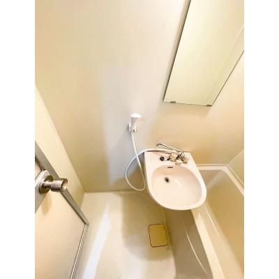 ユニオンマンスリー春日部１　703　1K・シングル☆【禁煙ルーム】人気の角部屋！バストイレ別＆温水洗浄便座完備♪デスク・チェア＆たっぷり収納2ドア冷蔵庫など生活家電のあるお部屋の物件写真4