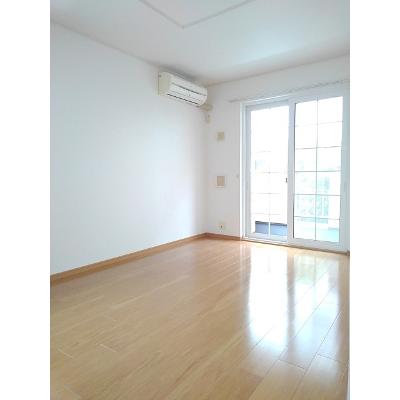 アイランド　コ－ト 101【管理NO：1-013942301-01010】 ★家具家電は申し込み後に搬入します★ ★2026年10月中旬入居可能★の物件写真2