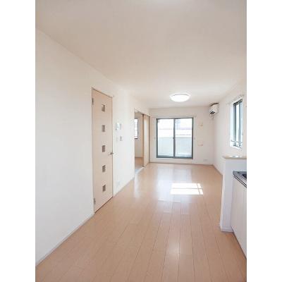 イーストサイド 302【管理NO：1-020029101-03020】 ★家具家電は申し込み後に搬入します★の物件写真2