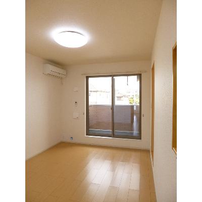 リラ 201【管理NO：1-018653201-02010】 ★家具家電は申し込み後に搬入します★ ★2026年10月中旬入居可能★の物件写真2