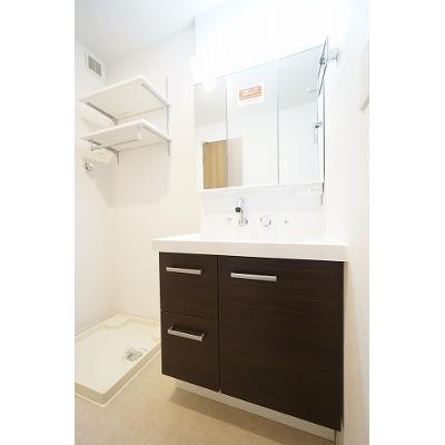 サン＆グアム 101【管理NO：1-027279601-01010】 ★家具家電は申し込み後に搬入します★ ★2026年11月中旬入居可能★の物件写真6
