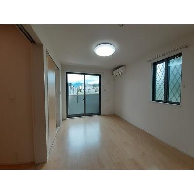 フィオーレ華 103【管理NO：1-022420201-01030】 ★家具家電は申し込み後に搬入します★ ★2026年10月下旬入居可能★の物件写真2