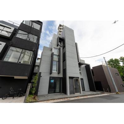 駅から徒歩3分！／オシャレなデザイナーズ／家具家電・備品完備／LUXE南青山 201の物件地図